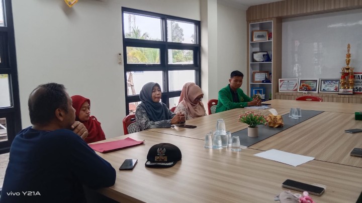 Menerima dosen pembimbing sekaligus Perpisahan Mahasiswa UINSI Samarinda di kelurahan Sindang sari.