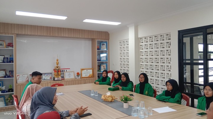 Menerima dosen pembimbing sekaligus Perpisahan Mahasiswa UINSI Samarinda di kelurahan Sindang sari.