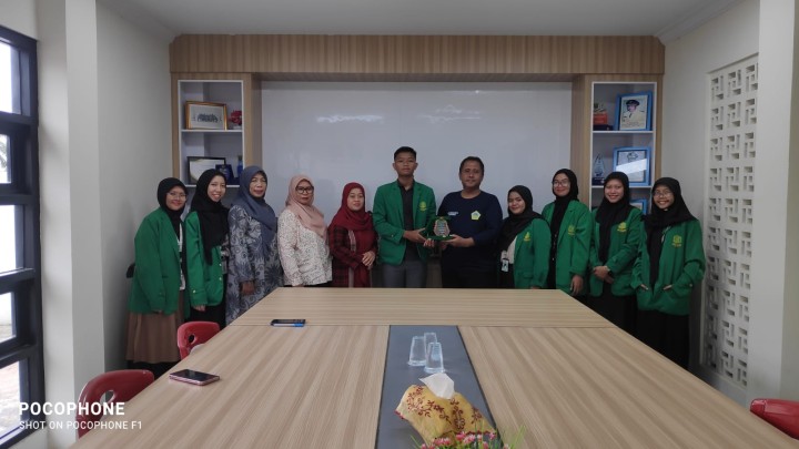 Menerima dosen pembimbing sekaligus Perpisahan Mahasiswa UINSI Samarinda di kelurahan Sindang sari.