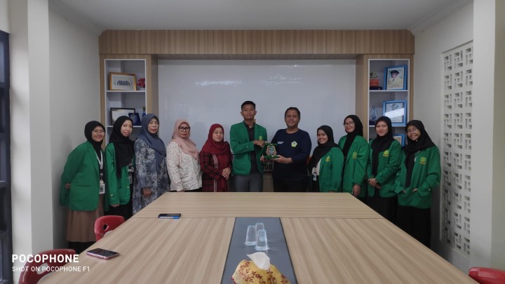 Menerima dosen pembimbing sekaligus Perpisahan Mahasiswa UINSI Samarinda di kelurahan Sindang sari.