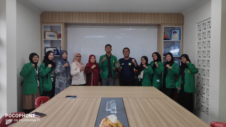 Menerima dosen pembimbing sekaligus Perpisahan Mahasiswa UINSI Samarinda di kelurahan Sindang sari.