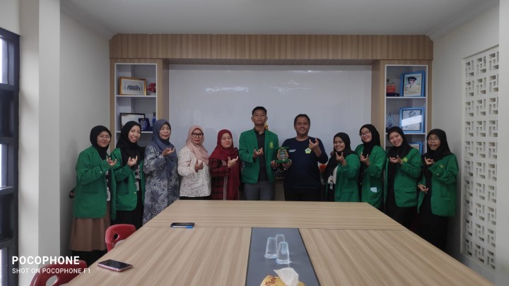 Menerima dosen pembimbing sekaligus Perpisahan Mahasiswa UINSI Samarinda di kelurahan Sindang sari.