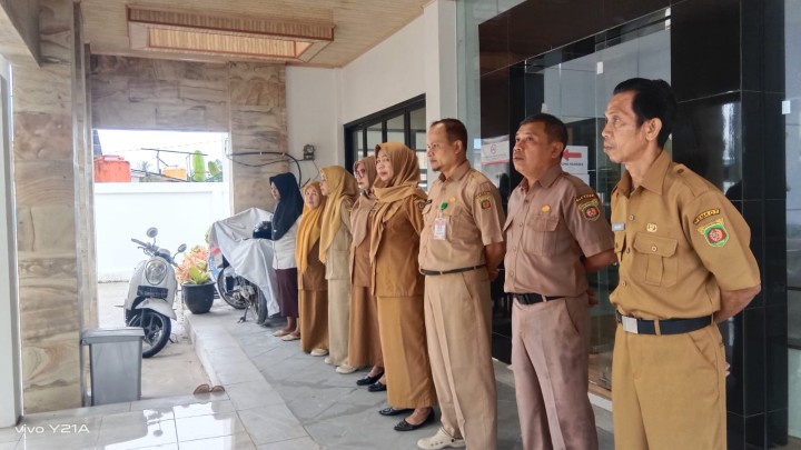 Rutinitas apel pagi di Pemerintahan Kelurahan Sindang Sari.