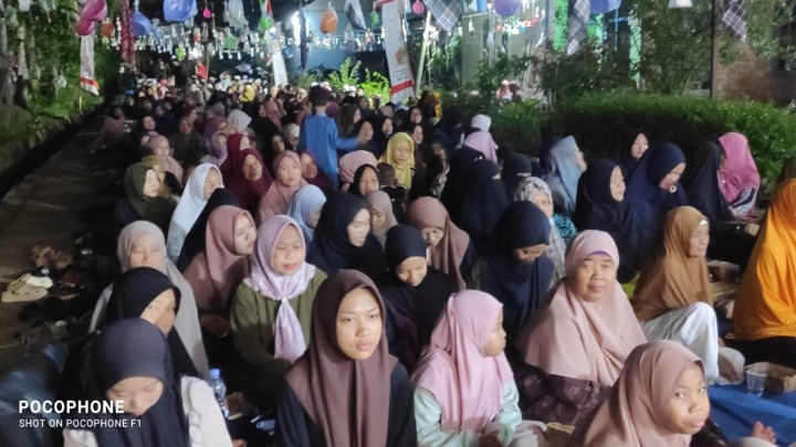 Menghadiri Undangan Gang Klorofil Bersholawat di wilayah RT.2 Sindang Sari.