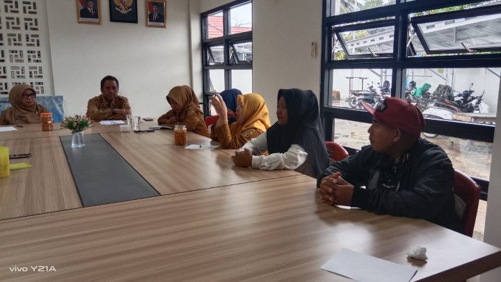 Rapat koordinasi internal pegawai kelurahan Sindang Sari.