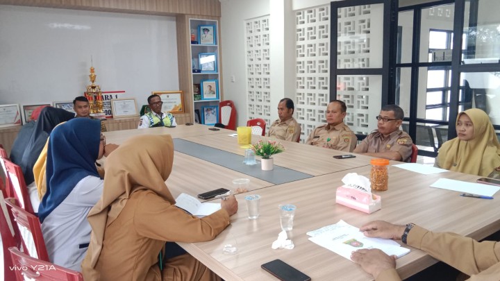 Rapat koordinasi internal pegawai kelurahan Sindang Sari.