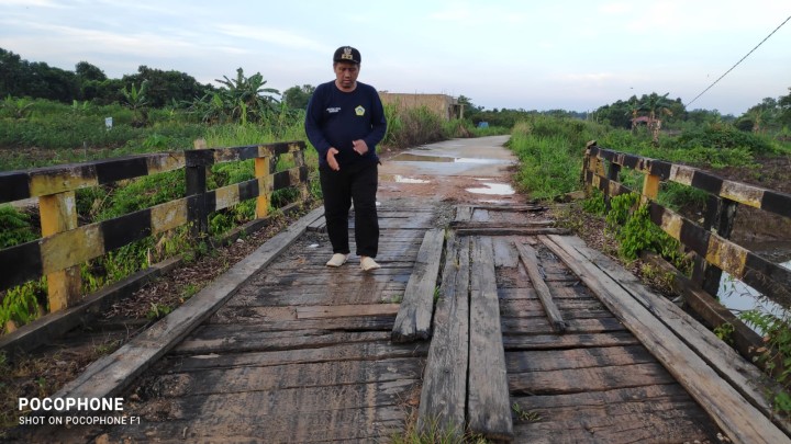 Pengukuran Tanah di RT 1 Jalan sungai manggis. di Lanjutkan Peninjauan Jembatan arah jalan sungai manggis - desa sidomulyo (KUKAR).