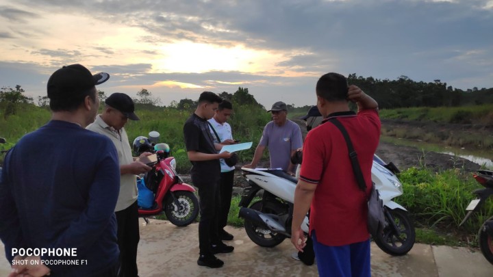 Pengukuran Tanah di RT 1 Jalan sungai manggis. di Lanjutkan Peninjauan Jembatan arah jalan sungai manggis - desa sidomulyo (KUKAR).