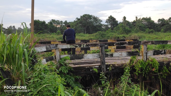 Pengukuran Tanah di RT 1 Jalan sungai manggis. di Lanjutkan Peninjauan Jembatan arah jalan sungai manggis - desa sidomulyo (KUKAR).