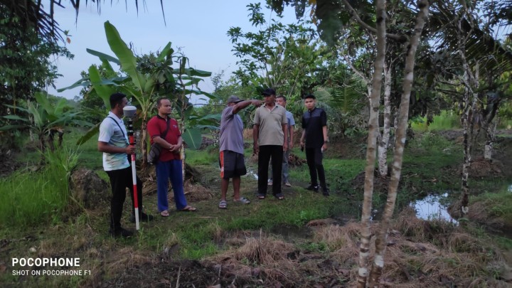 Pengukuran Tanah di RT 1 Jalan sungai manggis. di Lanjutkan Peninjauan Jembatan arah jalan sungai manggis - desa sidomulyo (KUKAR).
