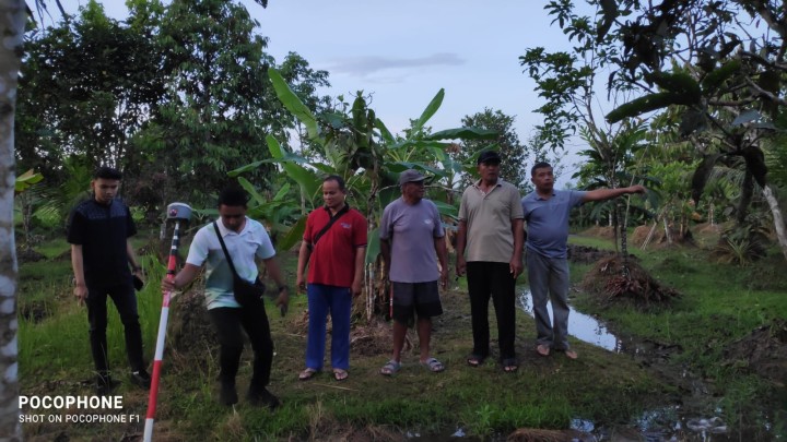 Pengukuran Tanah di RT 1 Jalan sungai manggis. di Lanjutkan Peninjauan Jembatan arah jalan sungai manggis - desa sidomulyo (KUKAR).