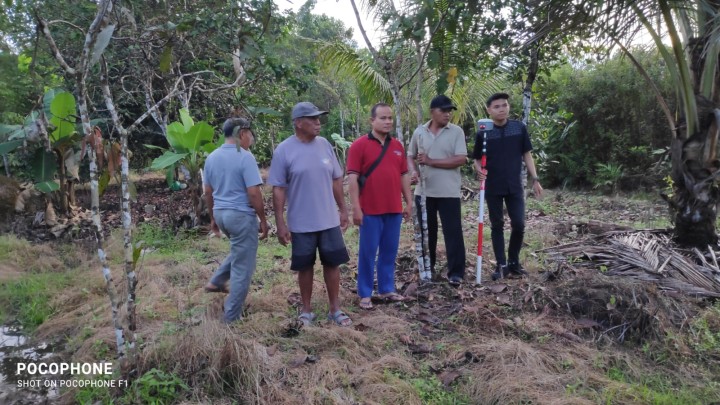 Pengukuran Tanah di RT 1 Jalan sungai manggis. di Lanjutkan Peninjauan Jembatan arah jalan sungai manggis - desa sidomulyo (KUKAR).