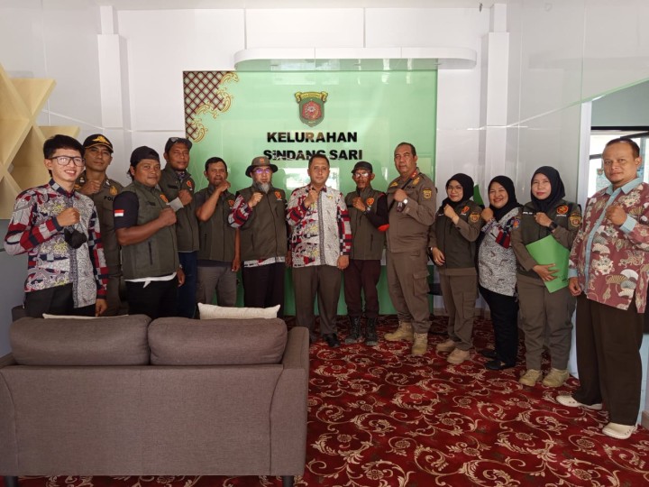 Penyerahan Rompi LINMAS oleh Satgas Linmas Kota Samarinda.