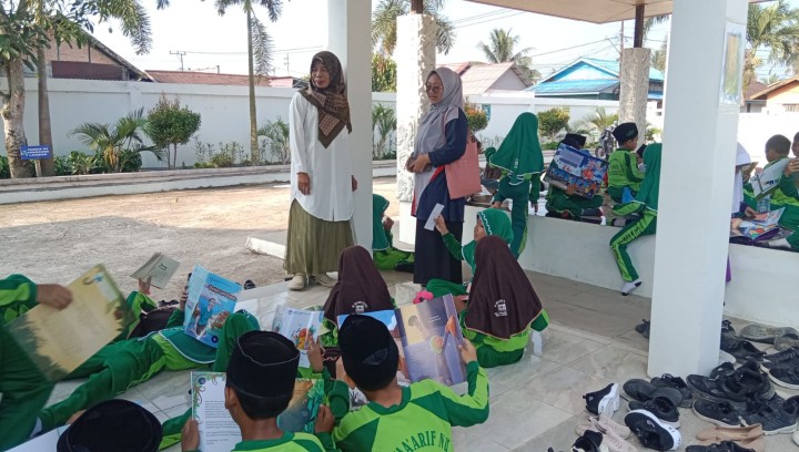 Kunjungan anak-anak sekolah TK Mi Ma'arif Sindang Sari ke Perputakaan Kelurahan Sindang Sari.