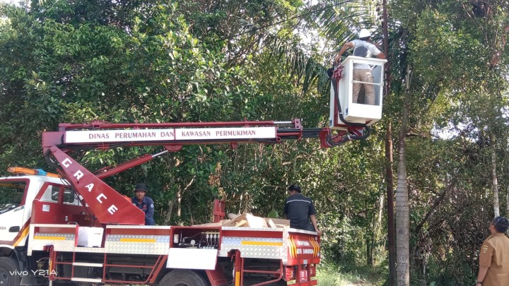 Perbaikan/Pemasangan lampu Jalan oleh PJU Disperkim Kota Samarinda.
