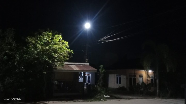 Perbaikan/Pemasangan lampu Jalan oleh PJU Disperkim Kota Samarinda.