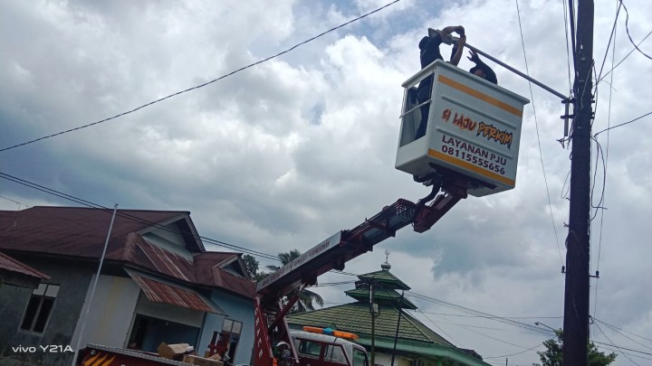 Perbaikan/Pemasangan lampu Jalan oleh PJU Disperkim Kota Samarinda.