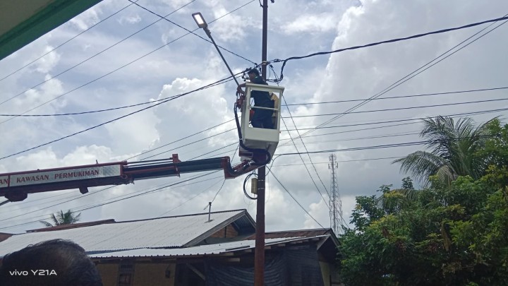 Perbaikan/Pemasangan lampu Jalan oleh PJU Disperkim Kota Samarinda.