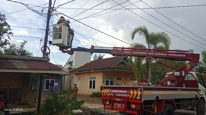Perbaikan/Pemasangan lampu Jalan oleh PJU Disperkim Kota Samarinda.