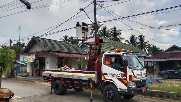 Perbaikan/Pemasangan lampu Jalan oleh PJU Disperkim Kota Samarinda.