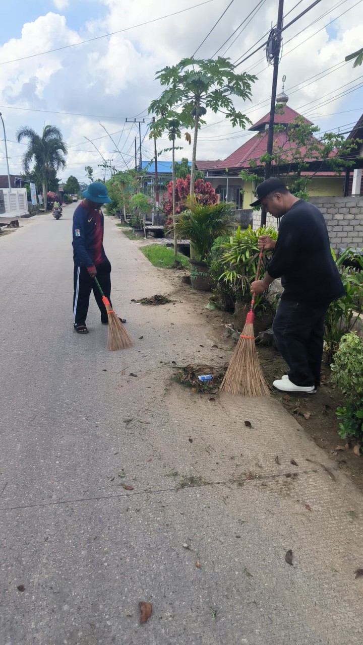 Kegiatan Kerja Bakti oleh Kader PKK Kelurahan Membersihkan Rumput/gulma dan Tanaman pohon ranting kering di lingkungan sekitar sekretariat Kampung KB