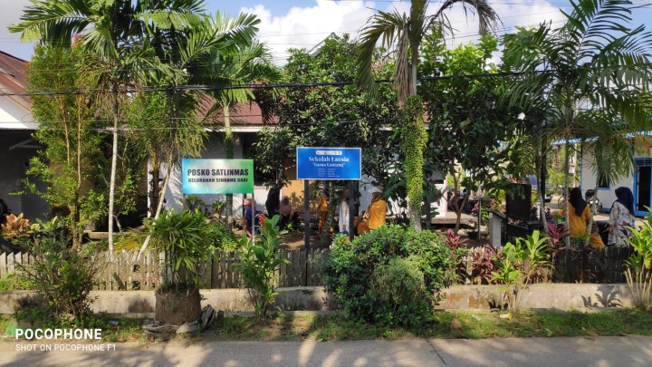 Kegiatan Kerja Bakti oleh Kader PKK Kelurahan Membersihkan Rumput/gulma dan Tanaman pohon ranting kering di lingkungan sekitar sekretariat Kampung KB