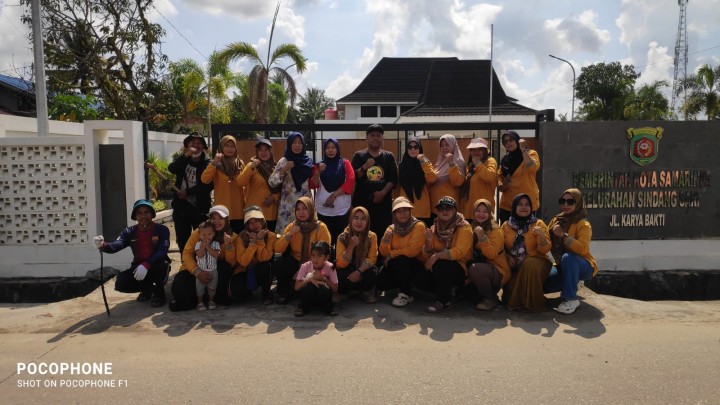 Kegiatan Kerja Bakti oleh Kader PKK Kelurahan Membersihkan Rumput/gulma dan Tanaman pohon ranting kering di lingkungan sekitar sekretariat Kampung KB