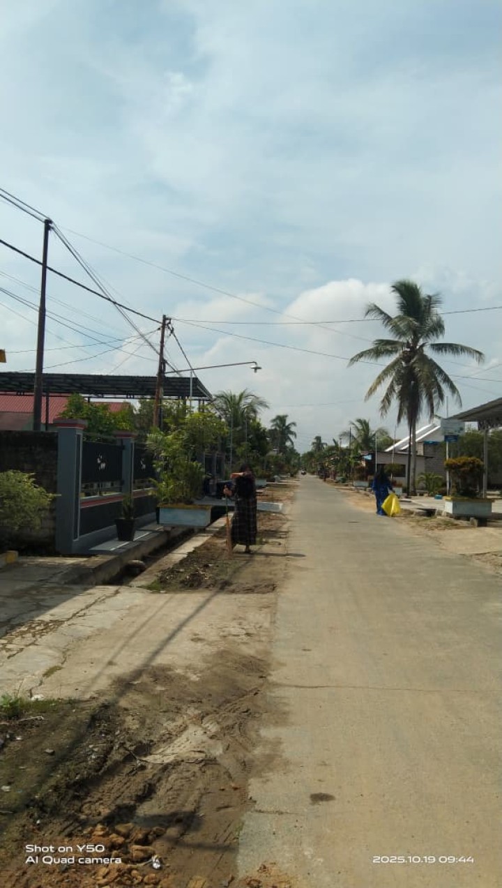 Gotong royong kebersihan lingkungan RT 5 yg melibatkan partisipasi aktif dari seluruh warga masyarakat, termasuk ibu ibu dgn fokus utama gotong royong adalah pemangkasan rumput liar dan pengumpulan sampah disepanjang jalan.