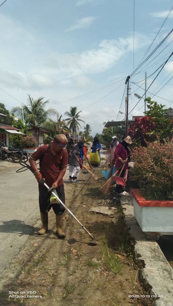Gotong royong kebersihan lingkungan RT 5 yg melibatkan partisipasi aktif dari seluruh warga masyarakat, termasuk ibu ibu dgn fokus utama gotong royong adalah pemangkasan rumput liar dan pengumpulan sampah disepanjang jalan.
