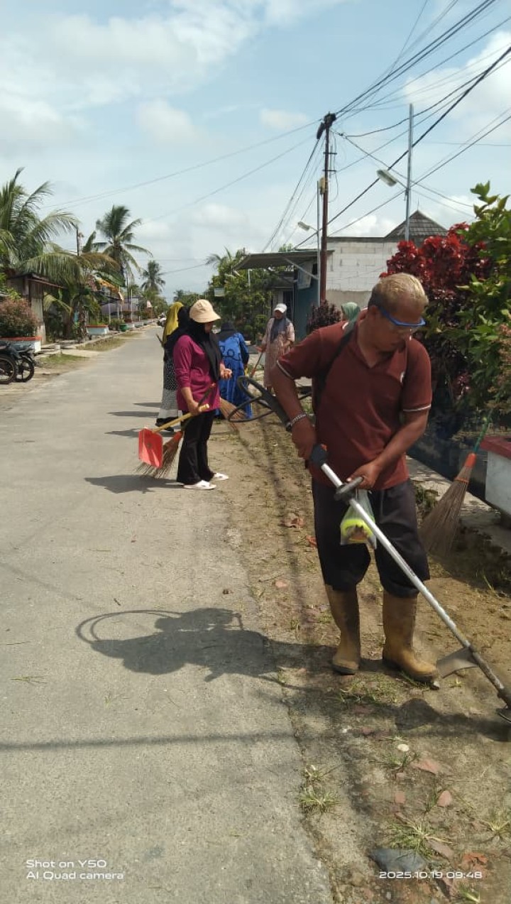 Gotong royong kebersihan lingkungan RT 5 yg melibatkan partisipasi aktif dari seluruh warga masyarakat, termasuk ibu ibu dgn fokus utama gotong royong adalah pemangkasan rumput liar dan pengumpulan sampah disepanjang jalan.