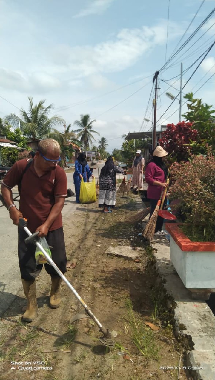 Gotong royong kebersihan lingkungan RT 5 yg melibatkan partisipasi aktif dari seluruh warga masyarakat, termasuk ibu ibu dgn fokus utama gotong royong adalah pemangkasan rumput liar dan pengumpulan sampah disepanjang jalan.