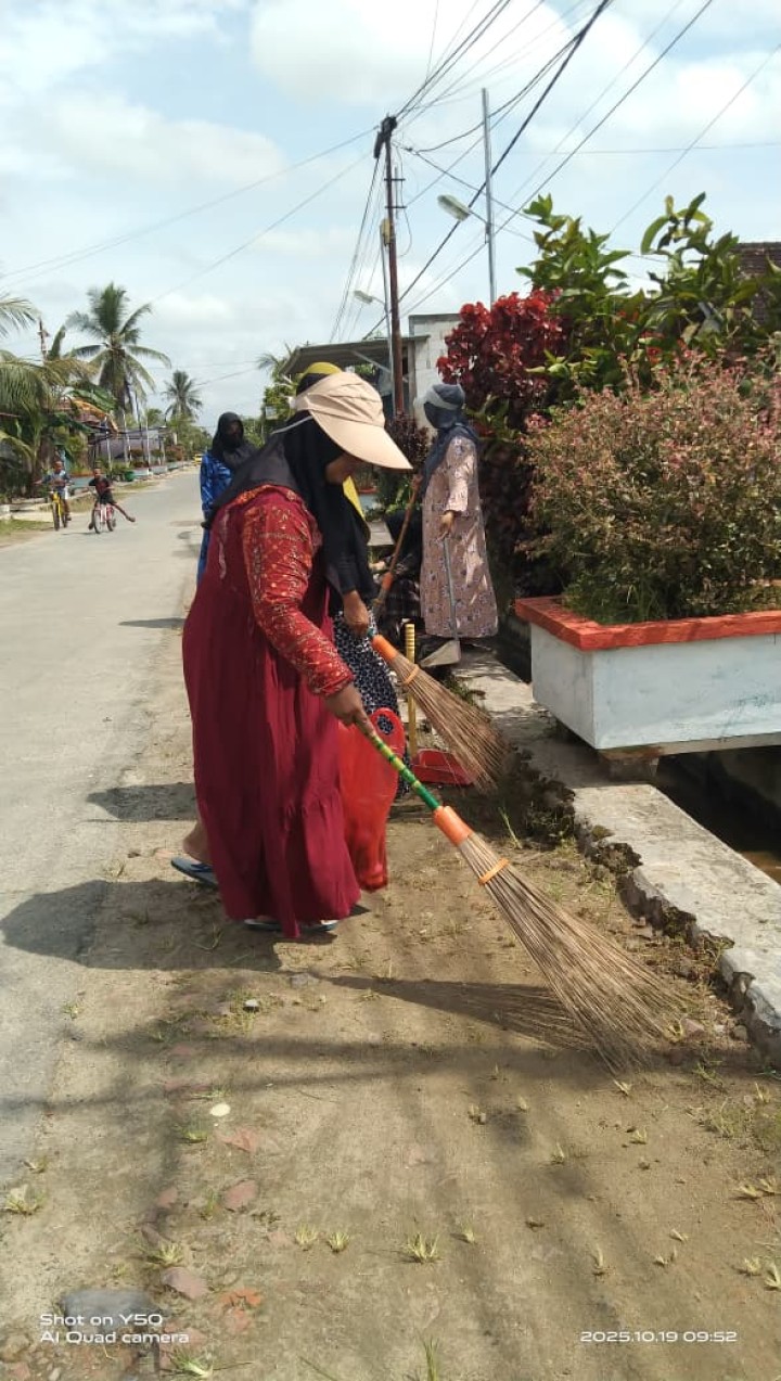 Gotong royong kebersihan lingkungan RT 5 yg melibatkan partisipasi aktif dari seluruh warga masyarakat, termasuk ibu ibu dgn fokus utama gotong royong adalah pemangkasan rumput liar dan pengumpulan sampah disepanjang jalan.