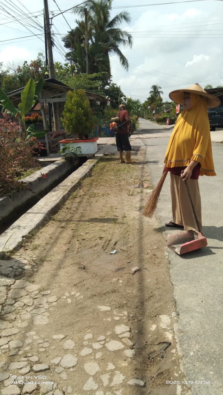 Gotong royong kebersihan lingkungan RT 5 yg melibatkan partisipasi aktif dari seluruh warga masyarakat, termasuk ibu ibu dgn fokus utama gotong royong adalah pemangkasan rumput liar dan pengumpulan sampah disepanjang jalan.