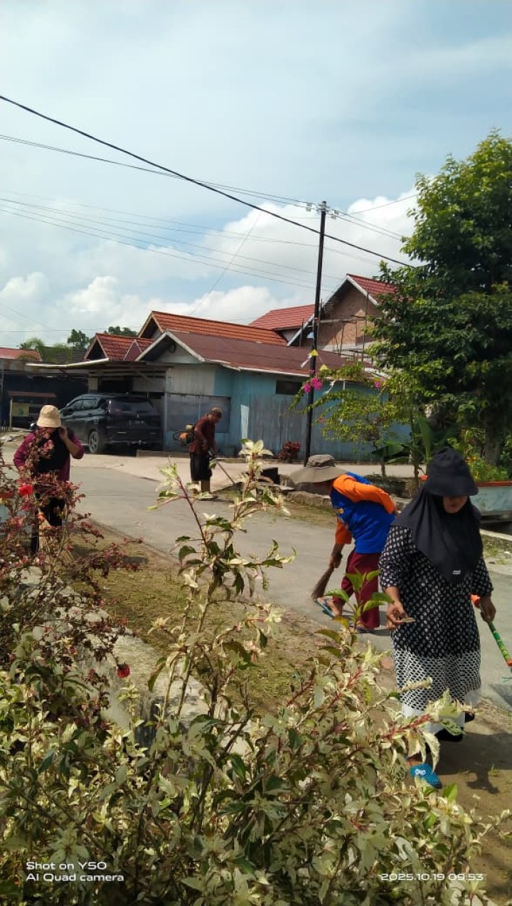 Gotong royong kebersihan lingkungan RT 5 yg melibatkan partisipasi aktif dari seluruh warga masyarakat, termasuk ibu ibu dgn fokus utama gotong royong adalah pemangkasan rumput liar dan pengumpulan sampah disepanjang jalan.