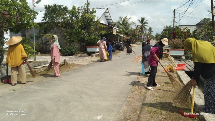 Gotong royong kebersihan lingkungan RT 5 yg melibatkan partisipasi aktif dari seluruh warga masyarakat, termasuk ibu ibu dgn fokus utama gotong royong adalah pemangkasan rumput liar dan pengumpulan sampah disepanjang jalan.