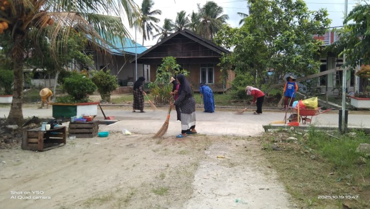 Gotong royong kebersihan lingkungan RT 5 yg melibatkan partisipasi aktif dari seluruh warga masyarakat, termasuk ibu ibu dgn fokus utama gotong royong adalah pemangkasan rumput liar dan pengumpulan sampah disepanjang jalan.
