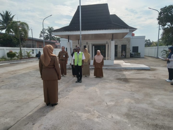 Rutinitas apel pagi di pemerintahan Kelurahan Sindang Sari.