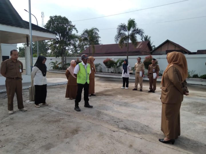 Rutinitas apel pagi di pemerintahan Kelurahan Sindang Sari.