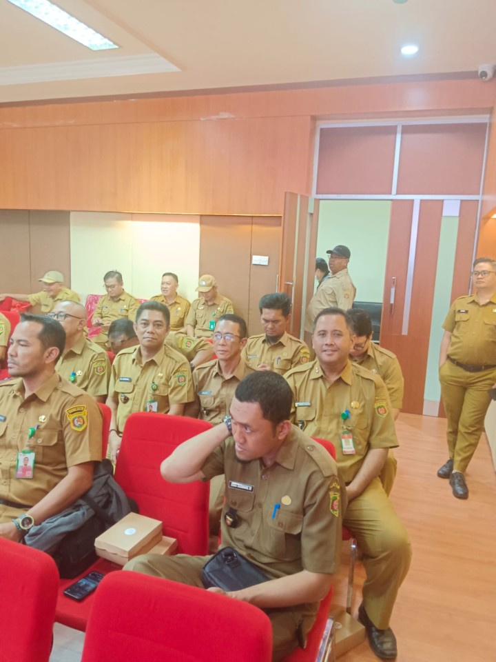 Pembagian Hadiah Untuk Pemenang Lomba Kelurahan Tingkat Kota Samarinda & Evaluasi Capaian Prodeskel dan Epdeskel TW III Tahun 2025