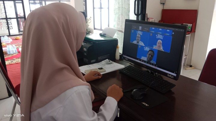 Mengikuti zoom meeting " Tema : Sudahkah data Kepegawaian up to date Bersama BKPSDM Kota Samarinda.