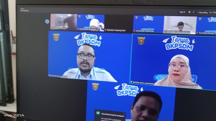 Mengikuti zoom meeting " Tema : Sudahkah data Kepegawaian up to date Bersama BKPSDM Kota Samarinda.