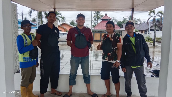 Pembagian Jas Hujan Linmas Kelurahan Sindang Sari oleh Satpol PP bidang Linmas Samarinda.