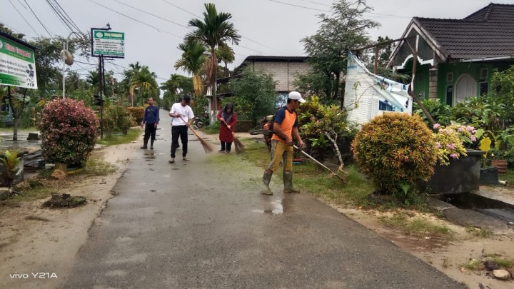 Gotong Royong di lingkungan RT.1,4,6, dan RT.8
