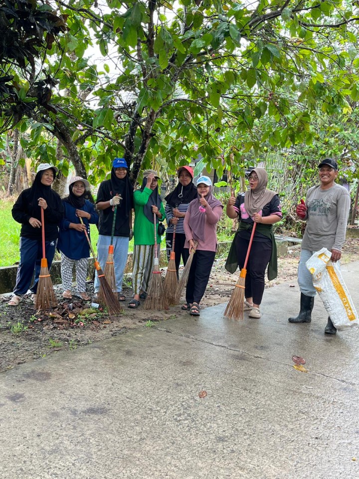 Gotong Royong di lingkungan RT.1,4,6, dan RT.8