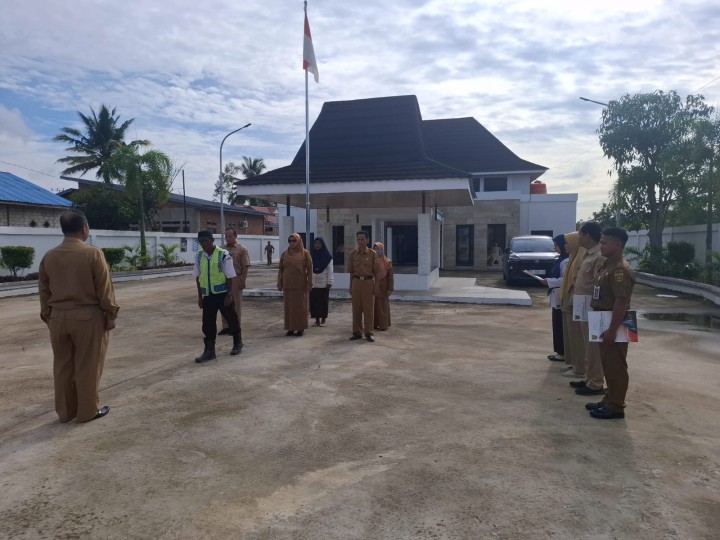 Rutinitas apel pagi di Pemerintahan Kelurahan Sindang Sari.