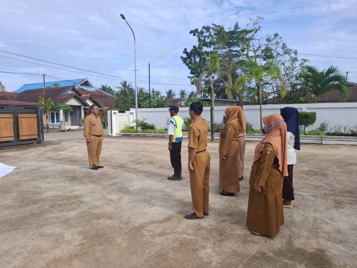 Rutinitas apel pagi di Pemerintahan Kelurahan Sindang Sari.