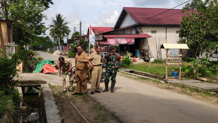 Pengukuran Tanah untuk Pembangunan Koperasi Merah Putih Kelurahan Sindang Sari. di hadiri Lurah,Kasi Pemerintahan,Kasi Ekobang,Babinsa,dan Kepsek SDN 13 Sambutan.