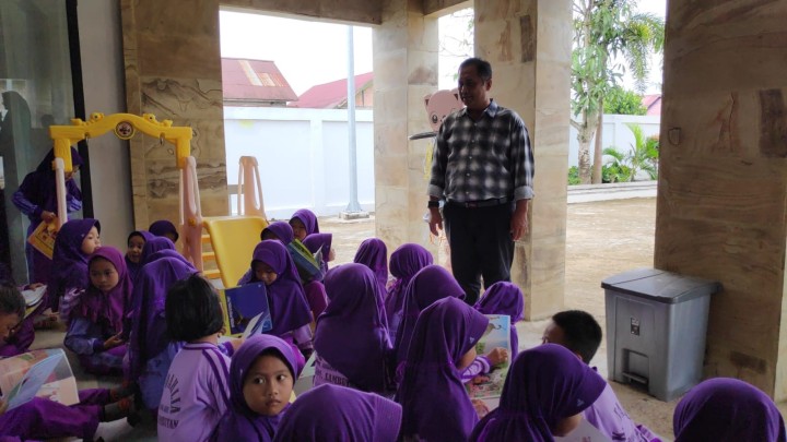 Kunjungan TK DAHLIA DAN SD 013 ke perpustakaan kelurahan Sindang sari