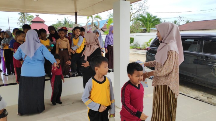 Kunjungan TK DAHLIA DAN SD 013 ke perpustakaan kelurahan Sindang sari