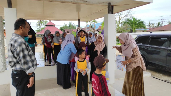 Kunjungan TK DAHLIA DAN SD 013 ke perpustakaan kelurahan Sindang sari